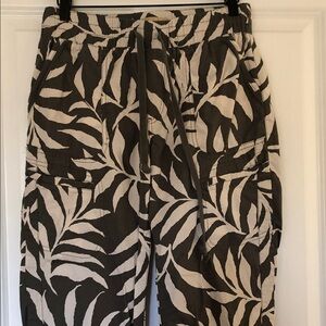 Democracy Olive and Cream Leaf Print Cropped Pants